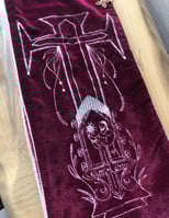 broderie d'un homme tenant un soleil