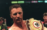 steve collins boxeur avec sa ceinture mondiale