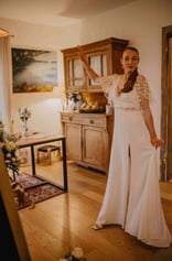 Une femme en robe de mariée qui imprime une photo grâce a un miroir photobooth pendant son mariage