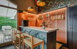 Un mini bar de l'hôtel des grands vins dans le Beaujolais