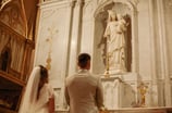 les mariées de dos à l'église durant la cérémonie du mariée face à l'autel