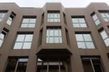 Ventanas de aluminio hoja oculta en fachada de edificio.