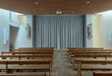 vue intérieure église à Lyon avec rideau fermé