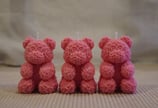 3 oursons en cire de soja rose sur un fond beige, spéciale saint valentin