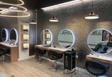 Aménagement en vinyle d'un salon de coiffure