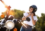 mujer poniéndose un casco de moto