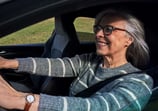 mujer conduciendo un coche