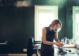mujer autónoma trabajando