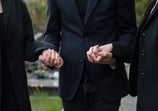 familia vestida de negro en entierro