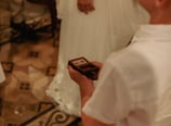 cliché de la présentation des bagues lors du mariages, tons chalereux