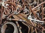 Kupferrohre aus dem Heizungsrückbau Alte Installation wertvoller Kupferschrott