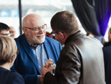 Échange convivial entre invités lors d’un afterwork au Den Dem Café à Luxembourg.