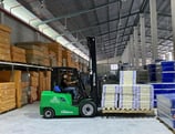 Hình 2. Xe nâng điện hoạt động trong kho sạch