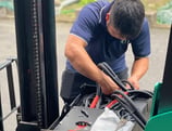 Hình 4. kỹ thuật viên đang lắp Ắc quy Lithium