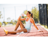 Femme qui boit après l'effort