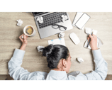 Femme qui croule sous le travail