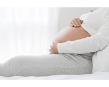 Femme enceinte couché