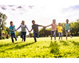 Enfants qui courent dans un champs