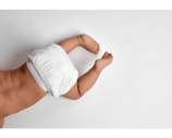 Bébé à quatre pattes avec une couche propre