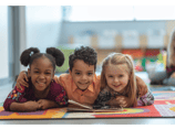 Enfants allongés sur un tapis