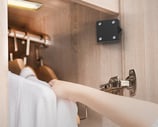 contatto cinetico installato in una cabina armadio