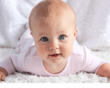 Bébé avec des yeux bleus nous regardant