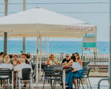 Terraza de Santa Lola Badalona frente al mar, con clientes disfrutando