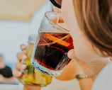 Brindis con refrescos en la terraza de Santa Lola
