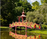 Le pont chinois du parc floral du village d'Apremont, dans le Cher