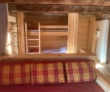 couchage: 2 lits fixes en banquette et 2 lits superposés