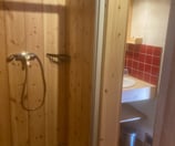 salle d'eau avec douche chaude et vasque