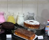 café da manhã com bolos tortas, yogurte, sucos