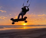 saut en mountain board sur une plage du cotentin normandie