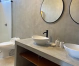 Baño completo de habitación principal con vista al mar en La Morada Punta Sal