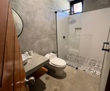 Baño completo de lujo de habitación familiar en La Morada, casa de playa frente al mar en Punta Sal
