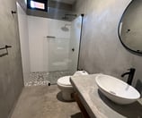 Baño completo de habitación familiar en La Morada, casa de playa de lujo frente al mar en Punta Sal