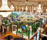 معرض بتصميم عصري يستخدم خامات متعددة لإبراز المنتجات.بوث عصري، خامات متعددة، إبراز المنتجات.