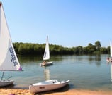 Centre nautique pour louer des petites bateaux, kayak et voile