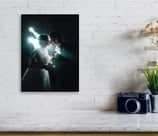 Tirage numérique photo d'un couple s'embrassant lors de leur soirée de mariage