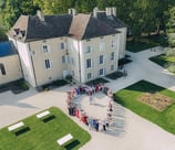 les invités d'un mariage en forme de coeur avec les mariés au centre 