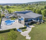 Piscine couverte en plein soleil. Centre acuatique pour la famille, jeux, activités !