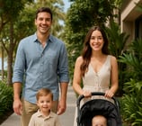 familia feliz caminando sin preocupaciones financieras por haber emprendido un negocio sin dejar su trabajo.