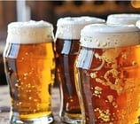 une image des quelques tasses de bière