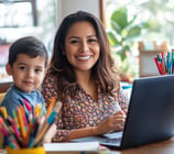 Mamá emprendedora sonriente con su hijo junto a la laptop, representa emprendimiento digital desde casa en familia..