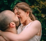 Un couple s'embrassant le jour de leur séance couple engagement