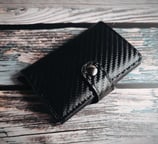 porte cartes imitation carbone noir pour homme, stylé et fonctionnel 