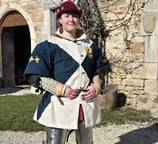 Femme en armure portant un tabard de béhourd