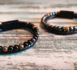 Bracelets homme en pierres naturelles : œil-de-tigre, onyx, lave.