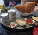 petit déjeuner dans la chambre studio des Gardannes en Haute-Savoie