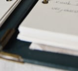 Het opengeslagen herinnerboek, handgemaakt door Herinner Samen